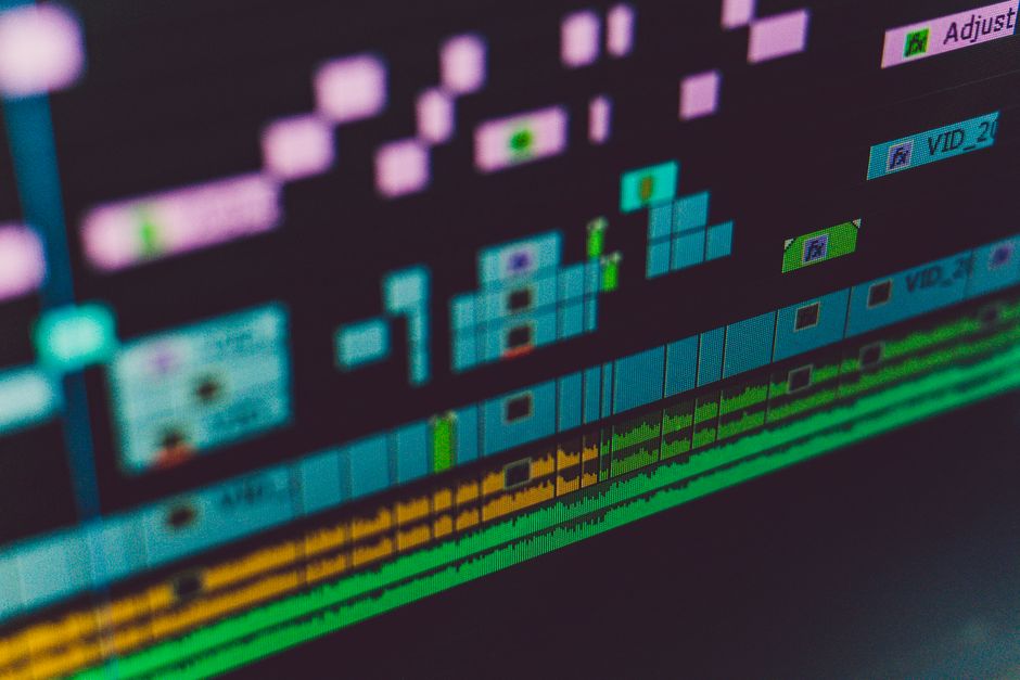 Antarmuka timeline aplikasi editing video ponsel memperlihatkan waveform audio dengan tanda beat drop berwarna kuning