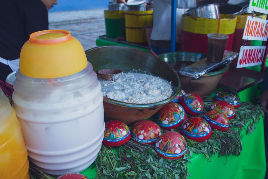 Botella de agua, esterilla de yoga y diario de hábitos en un espacio luminoso
