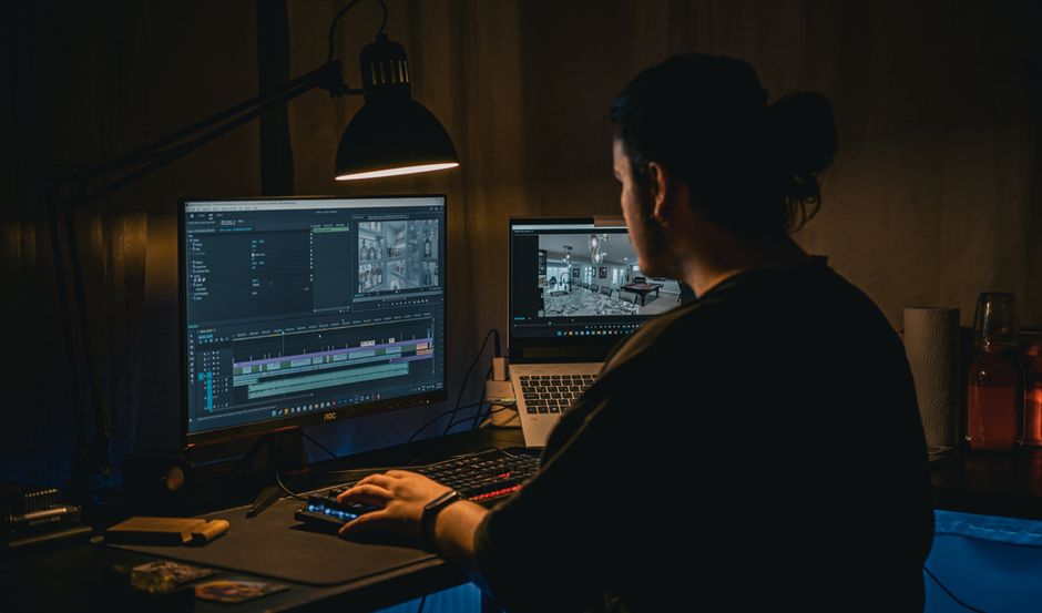 Creador editando un video en su teléfono para TikTok con efectos visuales