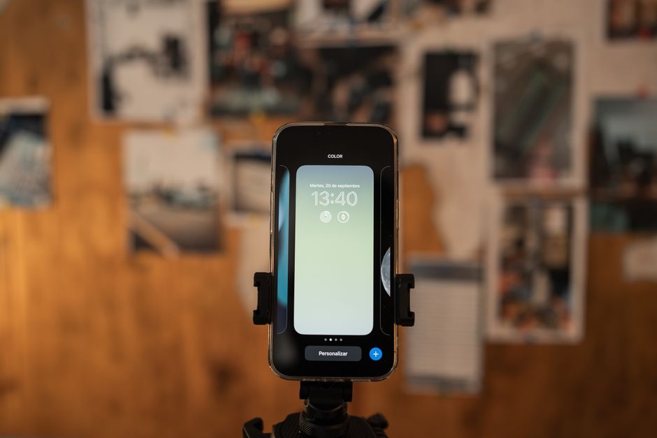 Pantalla de teléfono móvil con la aplicación de TikTok mostrando perfiles con estética minimalista y moderna