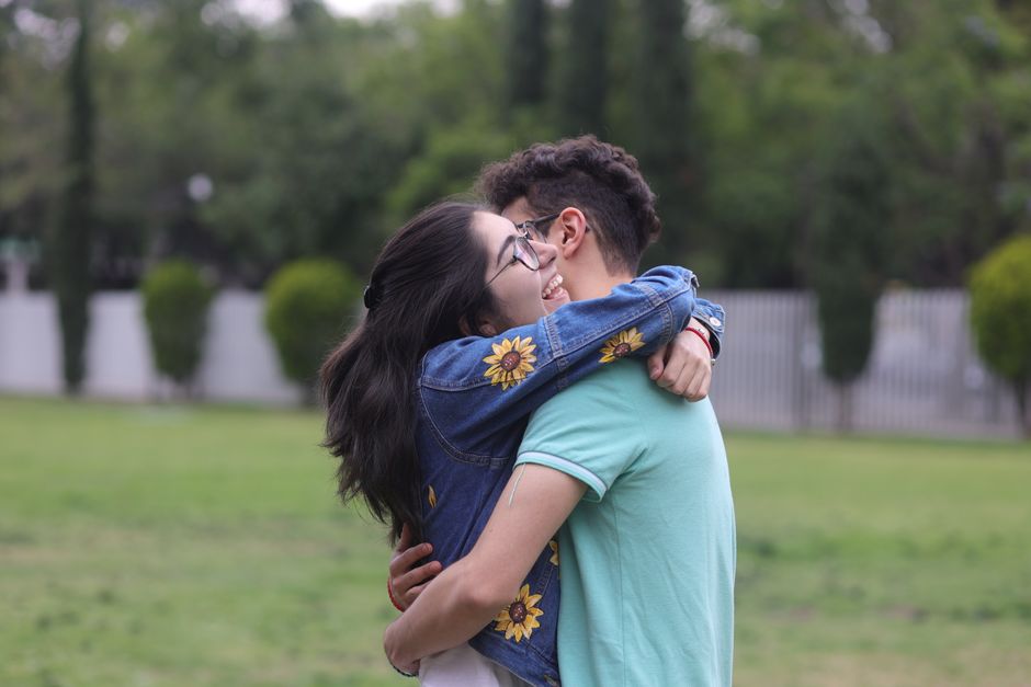 Pareja de amigos grabando un video divertido para TikTok con un perro como protagonista