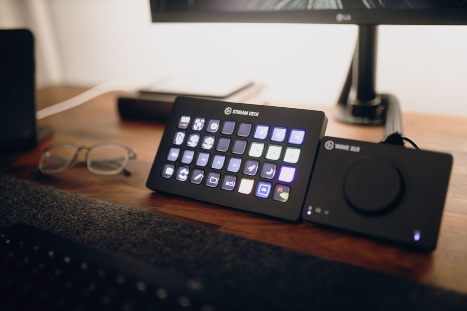 Setup de streaming gamer con luces de neón y pantalla mostrando clips de jugadas en TikTok