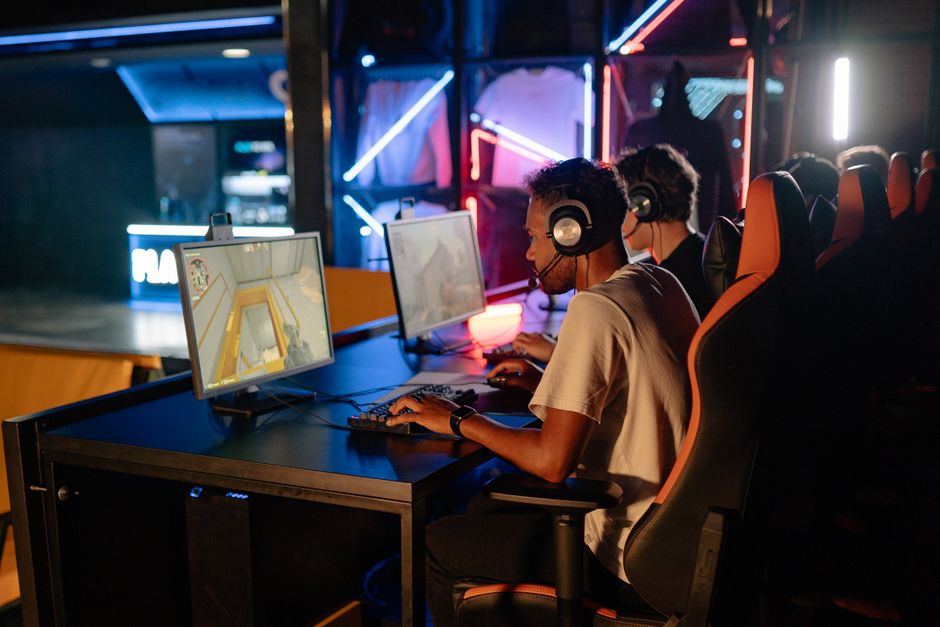 Setup gamer profesional con teclado mecánico iluminado y micrófono listo para transmisiones en TikTok