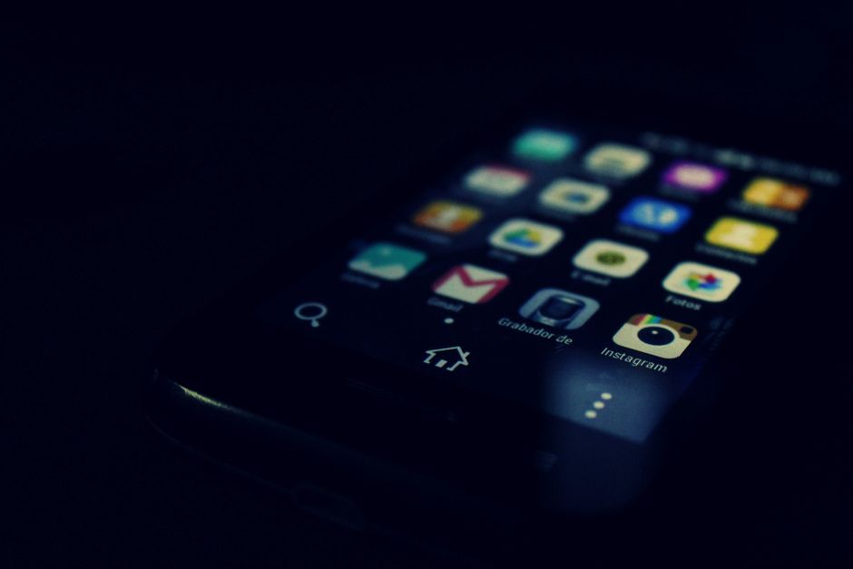 Teléfono inteligente con la aplicación de TikTok abierta mostrando perfiles de comedia y creadores virales