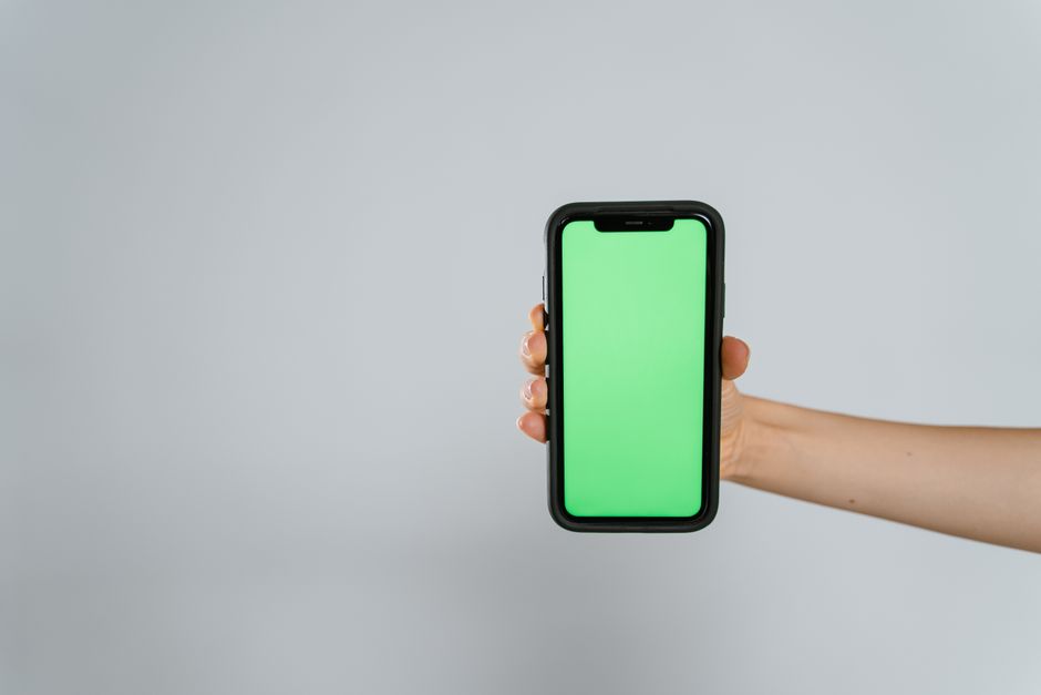 Teléfono mostrando un perfil de TikTok minimalista y estético