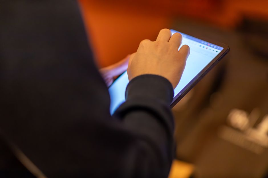 User reviewing the Manage Devices security dashboard inside the TikTok mobile app to delete unauthorized active sessions